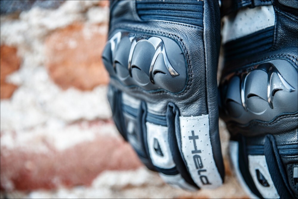 Spagna: da gennaio 2022 guanti obbligatori per chi va in moto